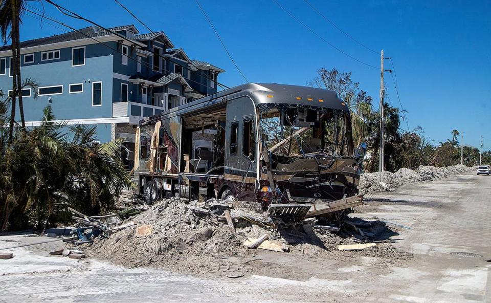 Escenas de destrucción a lo largo de Estero Boulevard en Fort Myers Beach dos días después de que el huracán Ian golpeara la costa oeste de la Florida como una tormenta de categoría 4, el viernes 30 de septiembre de 2022.