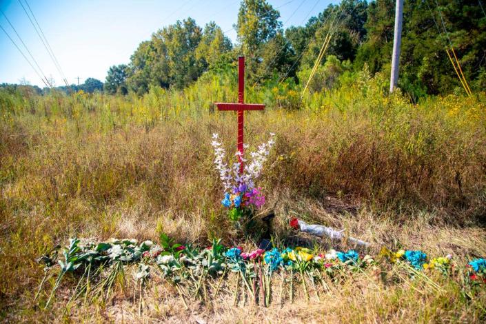 Un mémorial de fortune se trouve à quelques mètres de l'entrée d'une route de gravier dans le comté d'Orange le mardi 20 septembre 2022. Le bureau du shérif du comté d'Orange a déclaré lundi que les deux jeunes personnes retrouvées abattues dimanche dans l'ouest du comté d'Orange étaient portées disparues Lyric Woods , 14 ans, et Devin Clark, 18 ans.