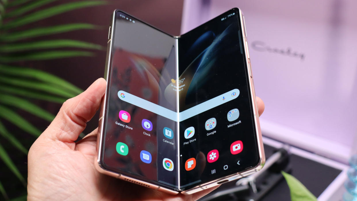  Samsung Galaxy Z Fold 4 partial fold 