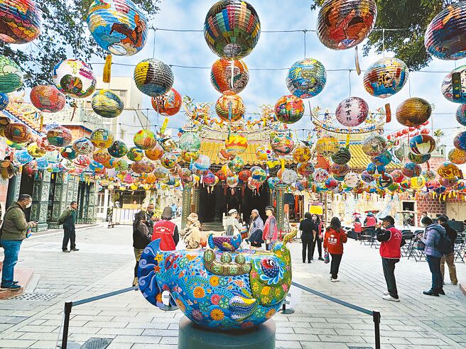 台南普濟燈會邁入第12年，今年展期從2月4日一路璀璨到3月9日，主燈邀請知名藝術家洪易作品《金龍YO有魚》參展。（曹婷婷攝）