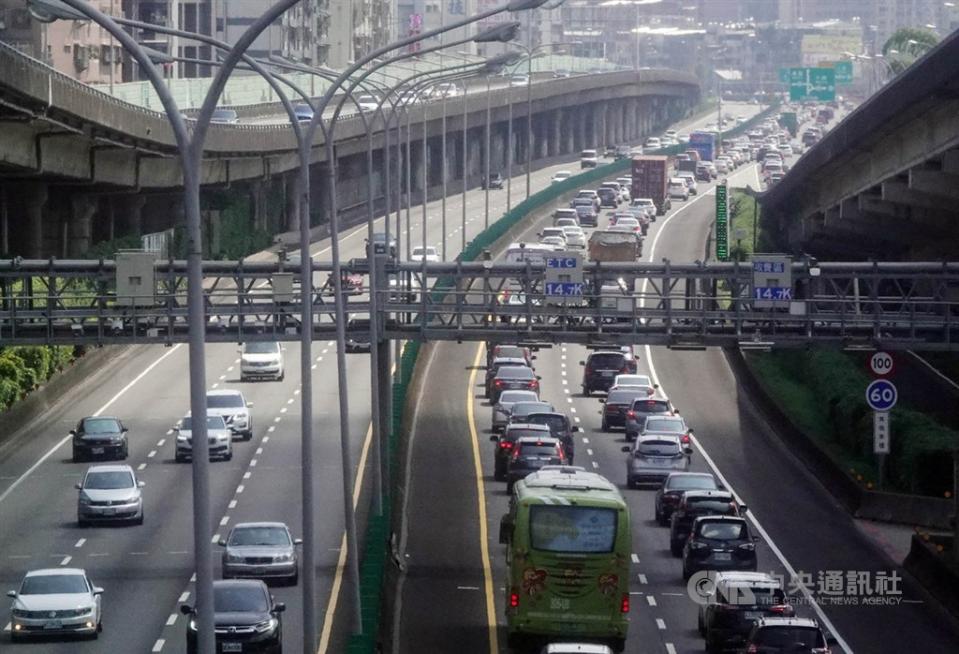 高公局預估，國道明天交通量為122百萬車公里，為平日年平均（88百萬車公里）的1.4倍，其中北向交通量可達66百萬車公里，為平日年平均的1.5倍，預估壅塞路段包含國1北向圓山-大華系統、新竹系統-竹北等10路段。（資料照）