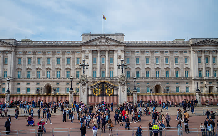 Ciudadanos frente al Palacio de Buckingham 