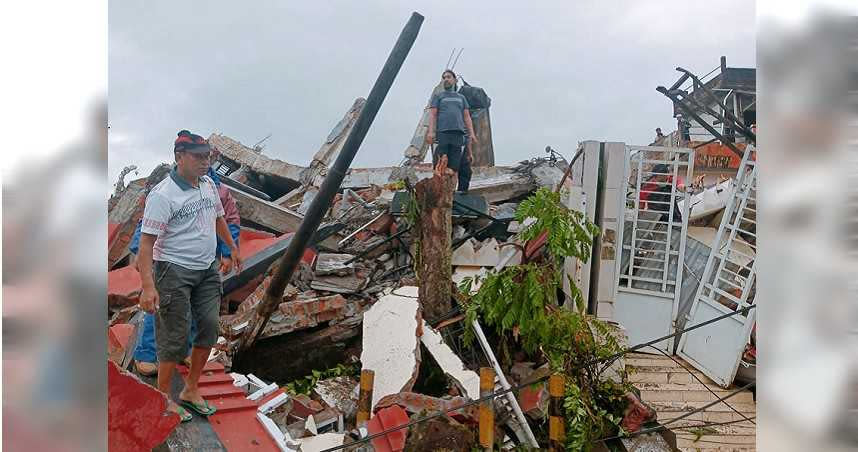 印尼蘇拉威西島（Sulawesi）發生6.2強震，還有民眾被壓在瓦礫堆下。（圖／美聯社）
