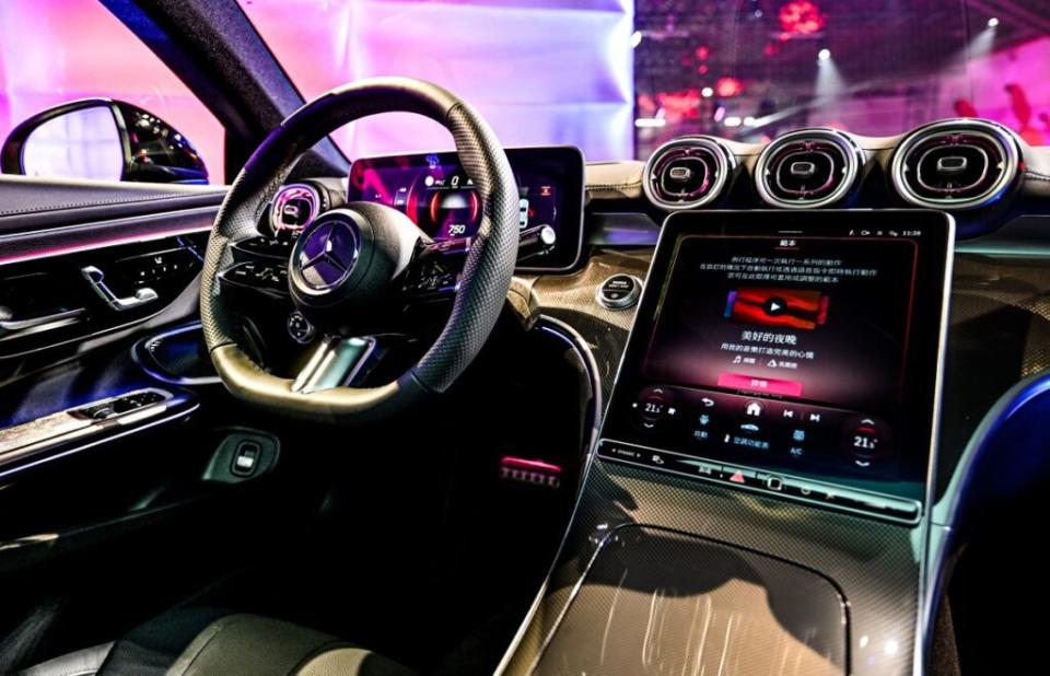 全新 CLE 車系採用新一代 MBUX 多媒體系統，明確强化了駕駛導向的設計。(圖片提供：台灣賓士)