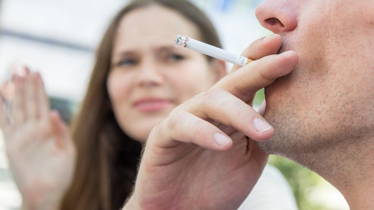 Gemeinsam Abschied vom Glimmstängel nehmen: Wenn Paare zusammen mit dem Rauchen aufhören, steigen die Erfolgschancen. Foto: Christin Klose