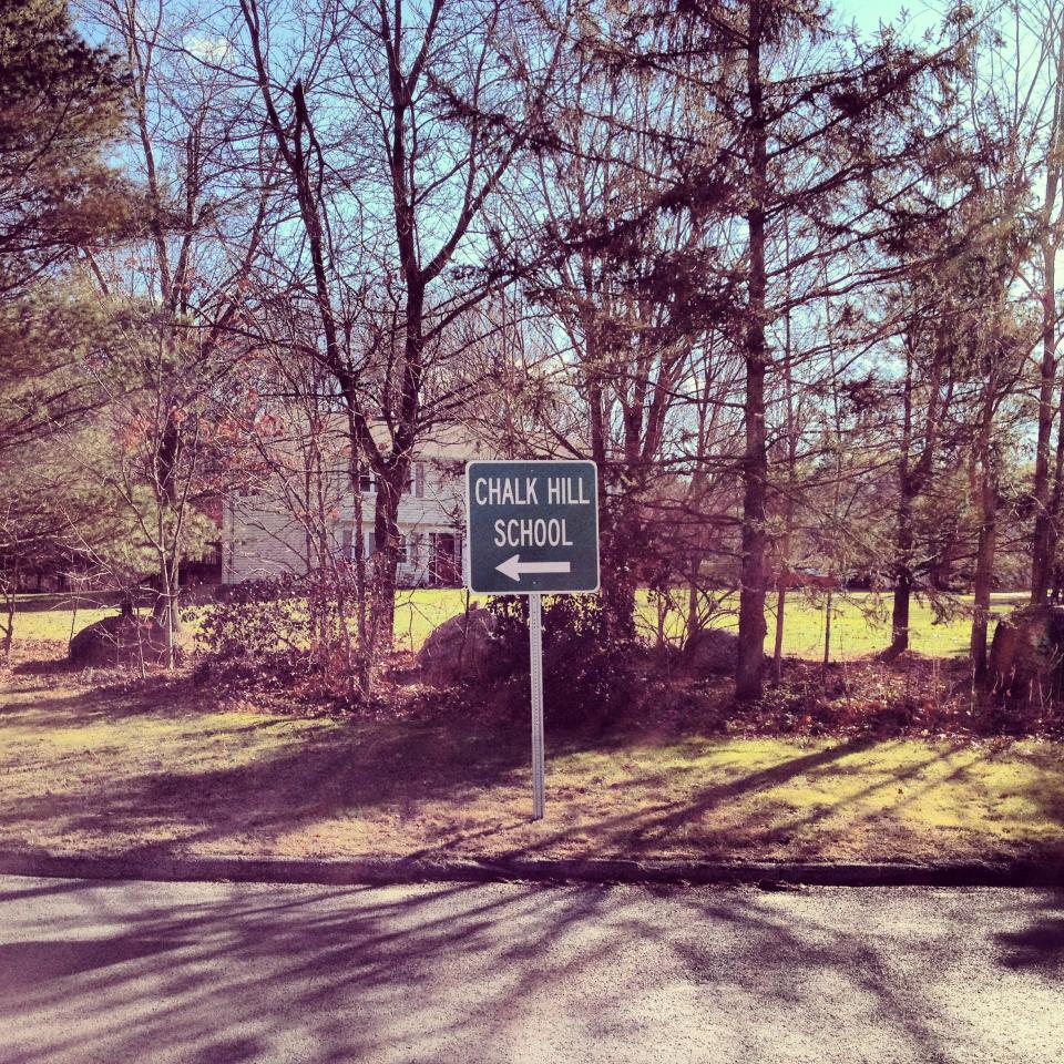 A green sign pointing to Chalk Hill School.