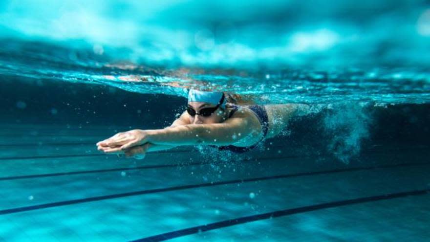 La natación es un deporte muy completo que permite trabajar todos los músculos y mantenerse activo y saludable