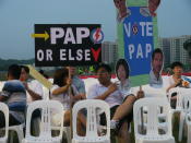 Ardent PAP supporters with their banners. Monday, May 2. (Yahoo! photo/ Faris Mokhtar)