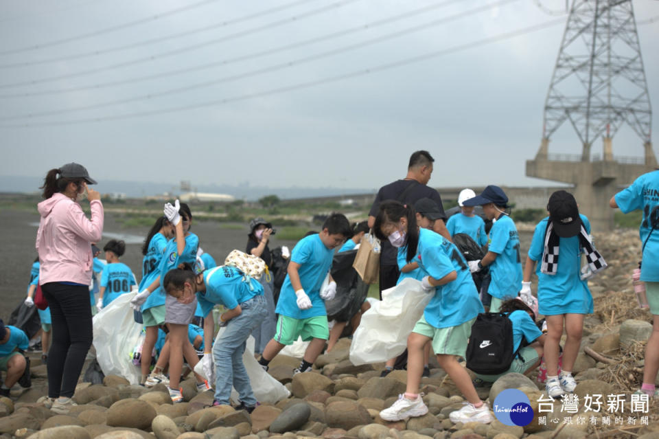 2024年世界海洋日彰化縣淨海活動，422人聯合清除1,900公斤海洋垃圾。圖／彰化縣政府提供