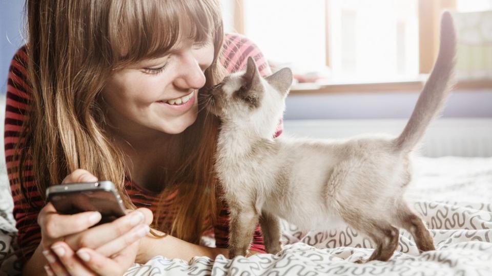 Mujer con un gato