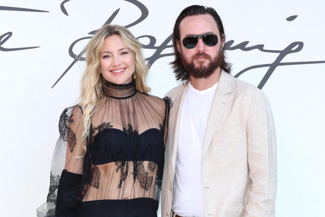 ROME, ITALY - JULY 08: Kate Hudson and Danny Fujikawa are seen arriving at the Valentino Haute Couture Fall/Winter 22/23 fashion show on July 08, 2022 in Rome, Italy. (Photo by Daniele Venturelli/WireImage)