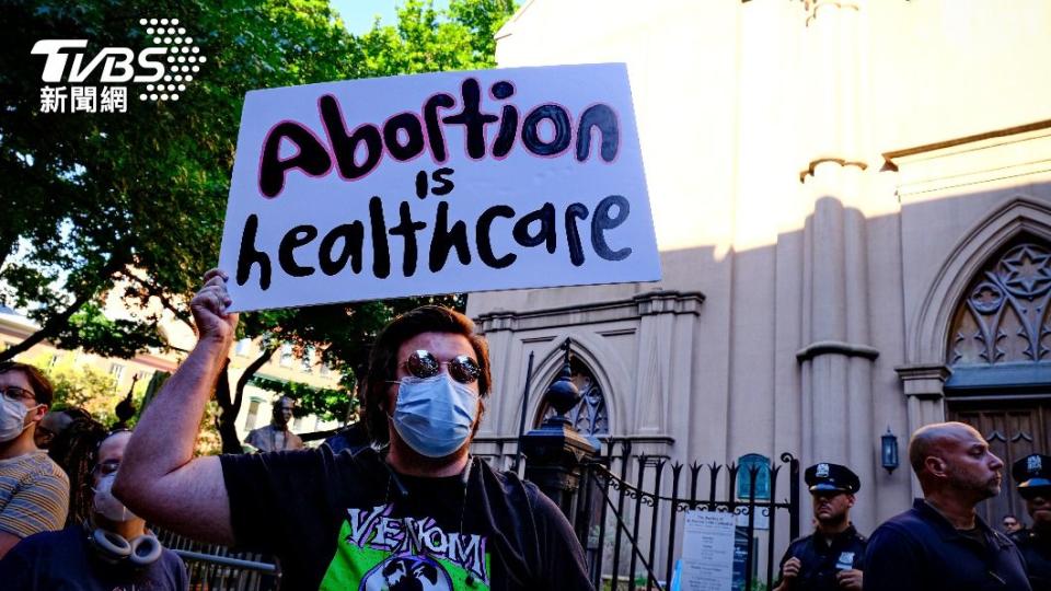 美國最高法院於6月推翻憲法保障墮胎權，民眾大舉抗議。（圖／達志影像美聯社）