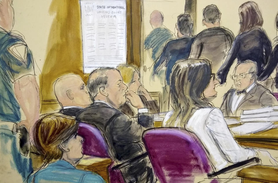 En este dibujo de la corte, Harvey Weinstein, centro, sentado en la mesa de la defensa rodeado por sus abogados mientras el jurado se retira de la corte después de recibir la indicación del juez de regresara a deliberar en el juicio por violación contra Weinstein el viernes 21 de febrero de 2020, en la Corte Suprema de Manhattan en Nueva York. Previamente el jurado envió una nota diciendo que no ha llegado a un acuerdo en dos de los cinco cargos por los que se le acusa. (Elizabeth Williams vía AP)