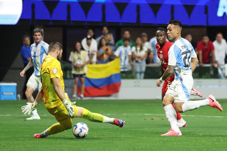 Lautaro Martínez define ante la salida del arquero y anota el segundo gol de Argentina para el triunfo sobre Canadá en Atlanta, en el estreno de la Copa América 2024