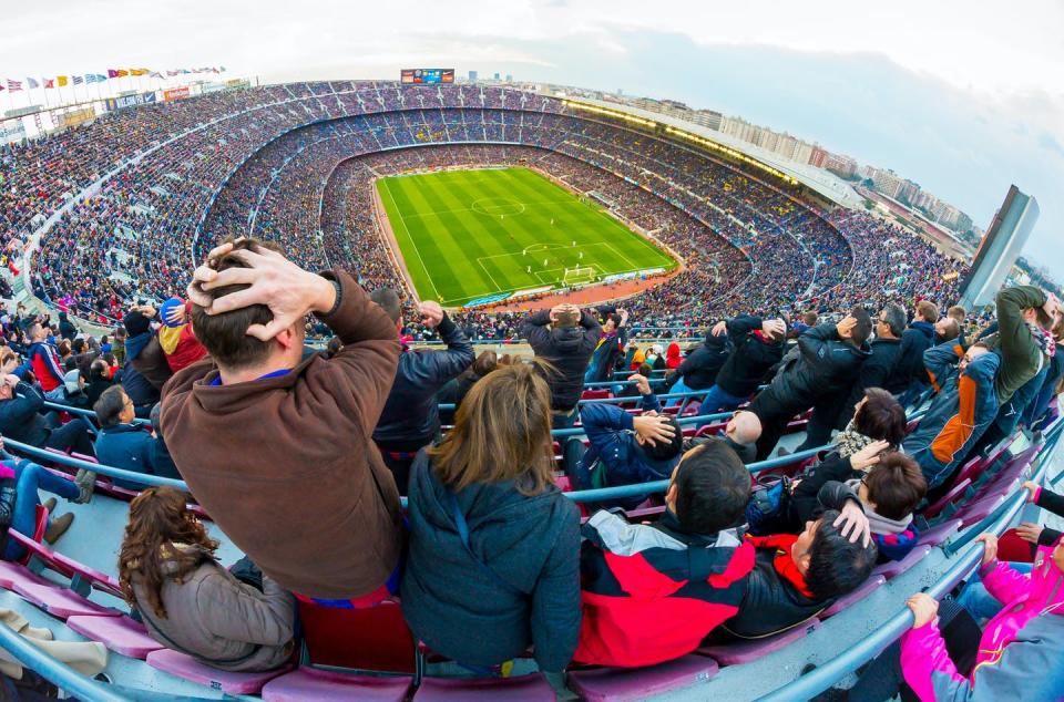 <span class="caption">Vista general del estadio de FC Barcelona durante un partido de La Liga de 2015.</span> <span class="attribution"><a class="link " href="https://www.shutterstock.com/es/image-photo/barcelona-feb-21-general-view-camp-267947234" rel="nofollow noopener" target="_blank" data-ylk="slk:Shutterstock / Christian Bertrand;elm:context_link;itc:0;sec:content-canvas">Shutterstock / Christian Bertrand</a></span>