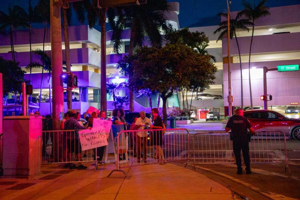 Manifestantes propalestinos se trasladaron a la acera frente al estacionamiento de 17 Street después de que la policía les dijera que no podían situarse directamente frente al Centro de Convenciones de Miami Beach, el 11 de marzo de 2024.