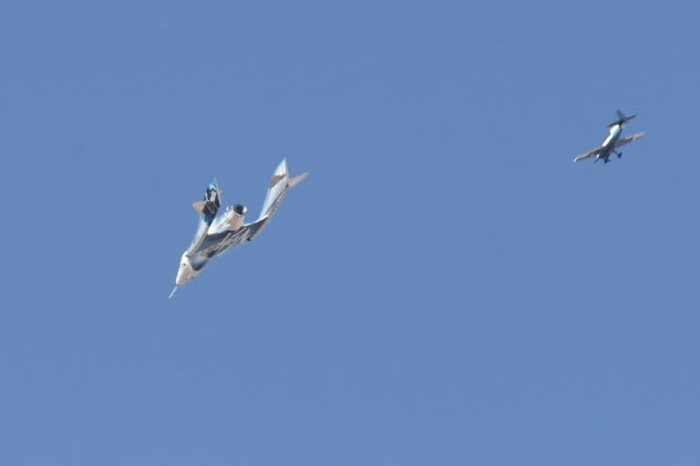 El avión espacial alactic SpaceShipTwo Unity y la nave madre se separan sobre Nuevo México, EEUU, el 11 de julio de 2021 (Patrick T. FALLON)