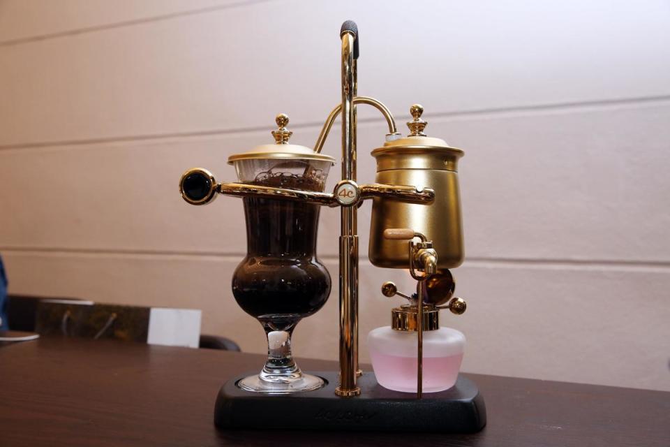 皇金曼波咖啡是翁明顯特別調製，香氣厚實、口感細緻。