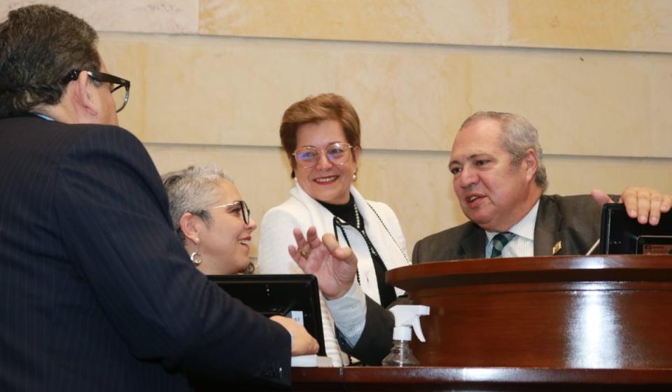 El Senado está a punto de aprobar la reforma pensional. En la foto, de izq. a der.: Jaime Dussán, presidente de Colpensiones; María José Pizarro, senadora; Gloria Inés Ramírez, ministra de Trabajo e Iván Name, presidente del Senado. Foto: MinTrabajo.