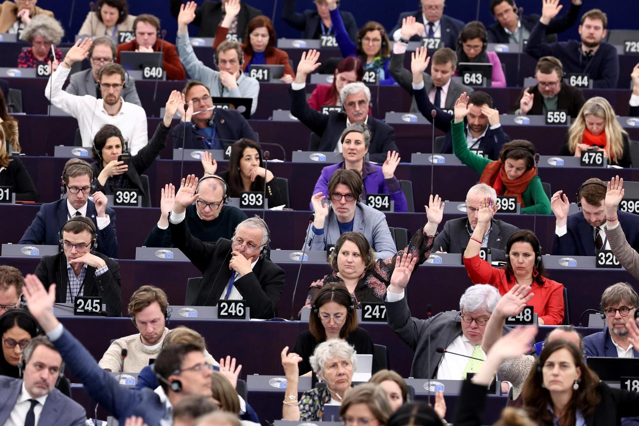 Des eurodéputés votent lors d’une session plénière au Parlement européen à Strasbourg le 23 avril 2024.(Photo by FREDERICK FLORIN / AFP)