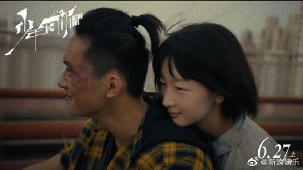 易烊千璽和周冬雨因合作《少年的你》結緣。（圖／翻攝自微博）