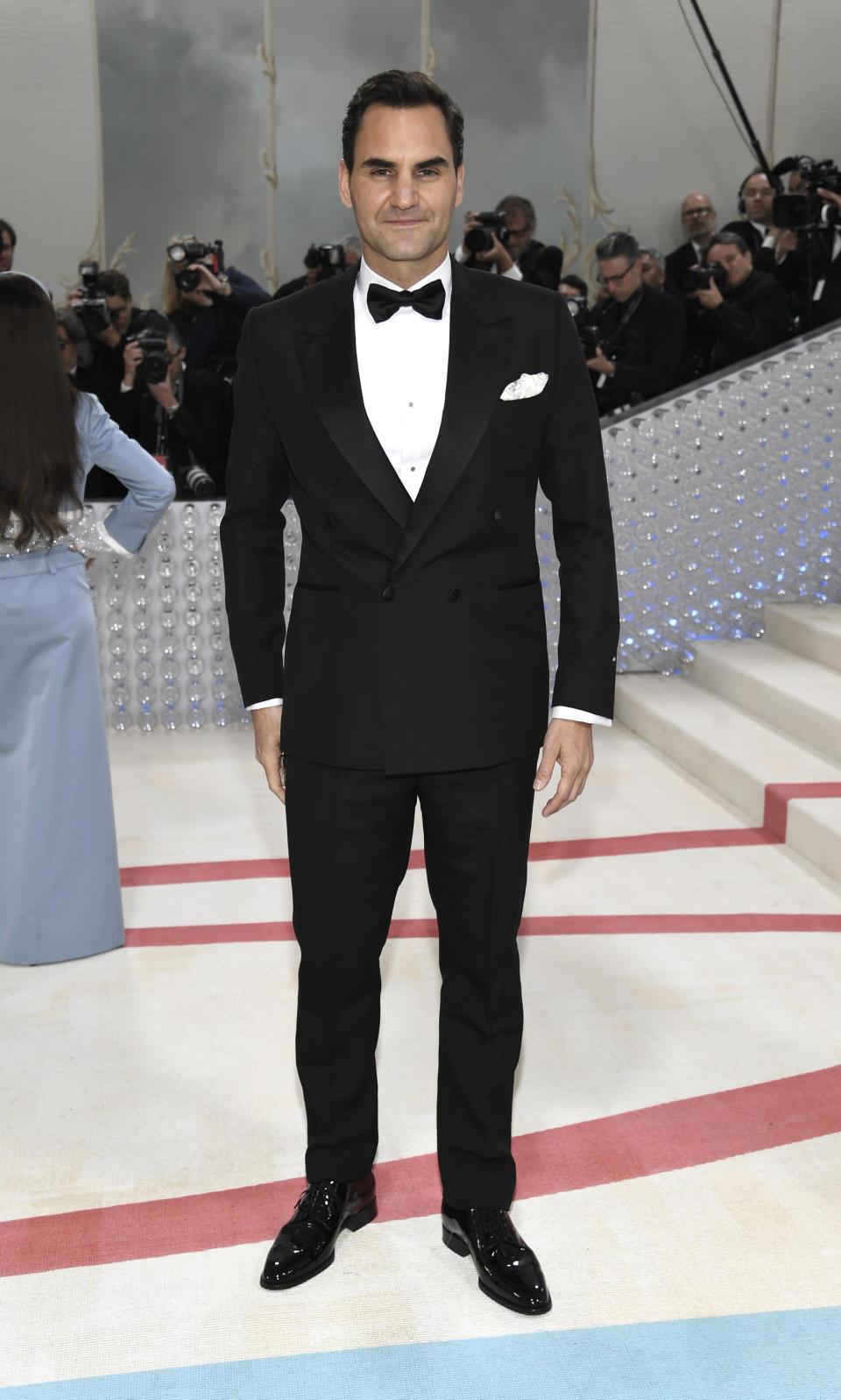 Roger Federer llega a la gala del Instituto del Vestido del Museo Metropolitano de Arte para celebrar la inauguración de la exposición "Karl Lagerfeld: A Line of Beauty" el lunes 1 de mayo de 2023 en Nueva York. (Foto Evan Agostini/Invision/AP)