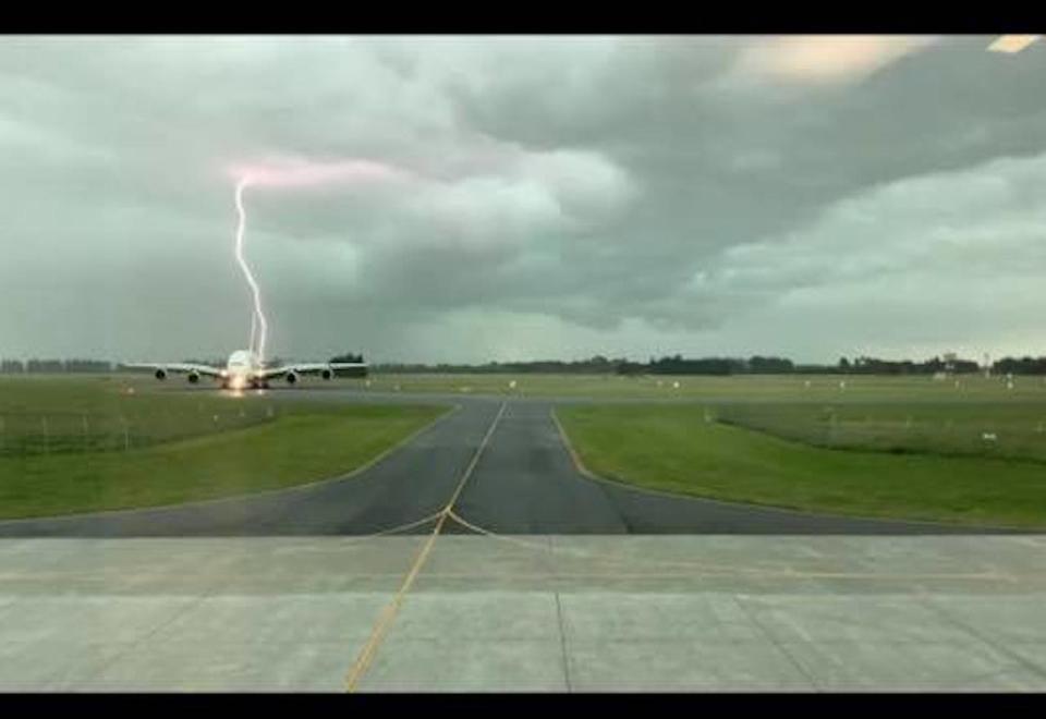 ▲停放在紐西蘭境內機場的飛機差點遭到雷擊。（圖／翻攝自 GCH Aviation - Garden City Helicopters 臉書）