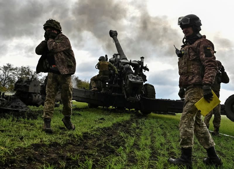 Miembros del servicio ucraniano disparan un proyectil de un obús remolcado FH-70 en una línea del frente, mientras continúa el ataque de Rusia a Ucrania, en la región de Zaporiyia