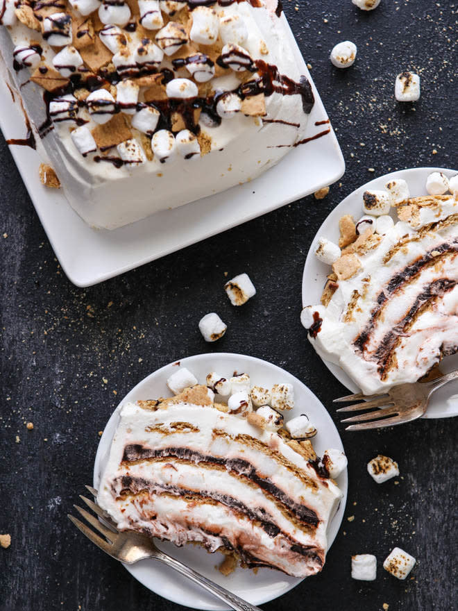 <strong>Get the <a href="http://www.completelydelicious.com/smores-no-bake-icebox-cake/" target="_blank">S'mores No-Back Icebox Cake recipe</a>&nbsp;from Completely Delicious</strong>