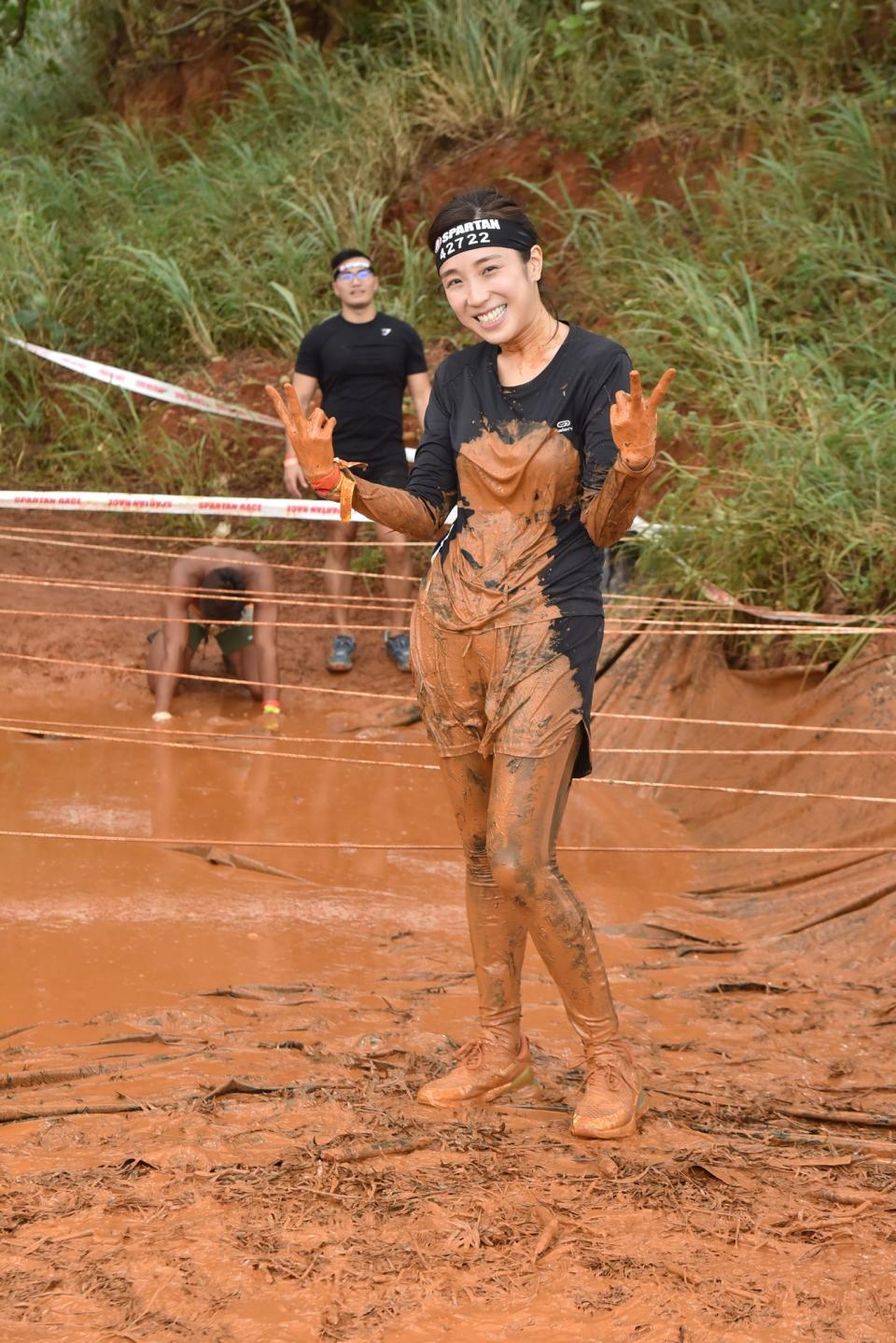 梁舒涵參加「斯巴達障礙跑競賽」，不計形象，搞得一身泥濘。（寬寬整合行銷提供）