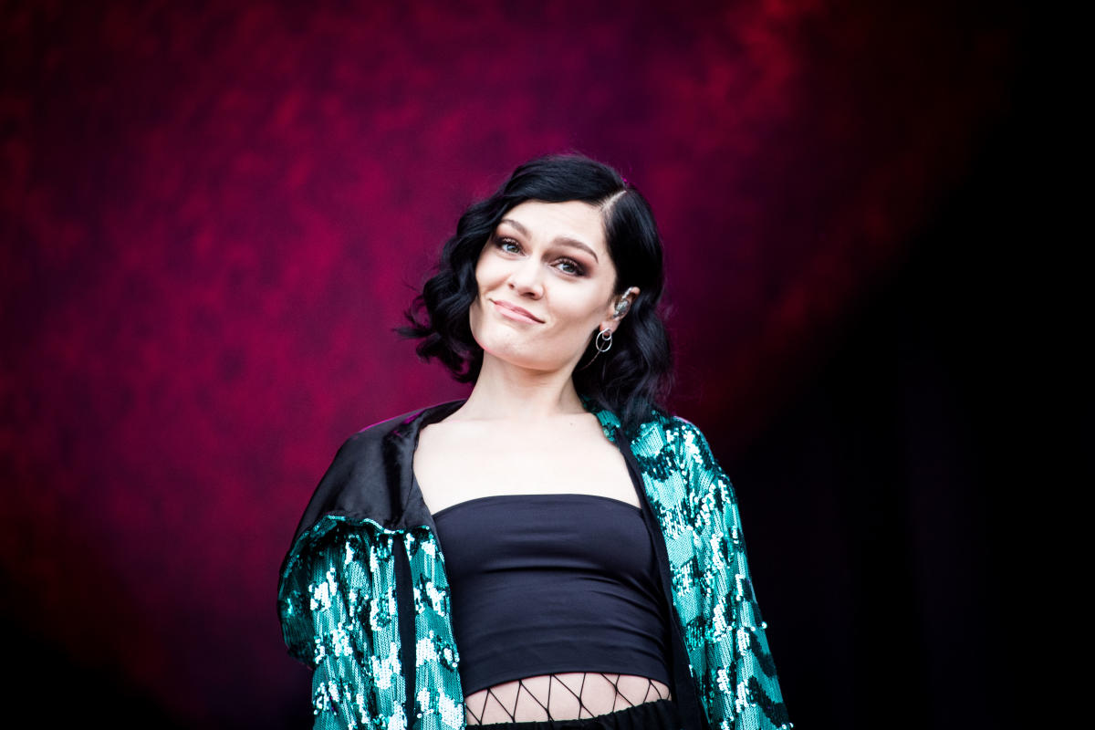 Jessie J matches outfits with wallpaper in new Domino video