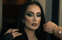 Adele s'est déguisée lors de son concert à Las Vegas, recouvrant ses cheveux normaux d'une perruque sombre pour imiter Morticia Addams de "La famille Addams".
