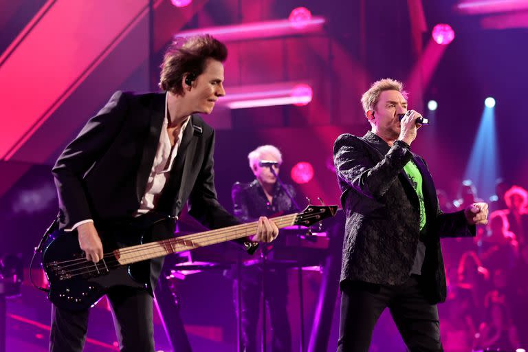 John Taylor, Simon Le Bon y, tras ellos, Nick Rhodes, durante el show que dio Duran Duran en la ceremonia de inducción al Salón de la Fama del Rock and Roll