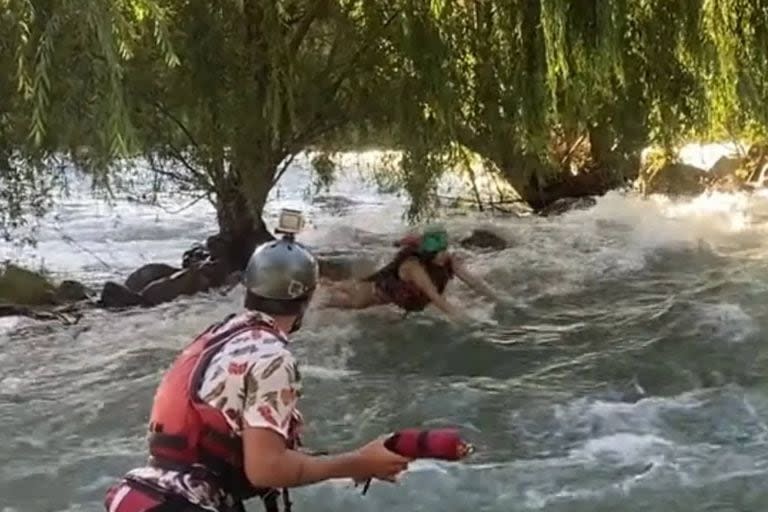 El guía le tiró a la mujer una soga que se encuentra sujeta a un tubo de rescate