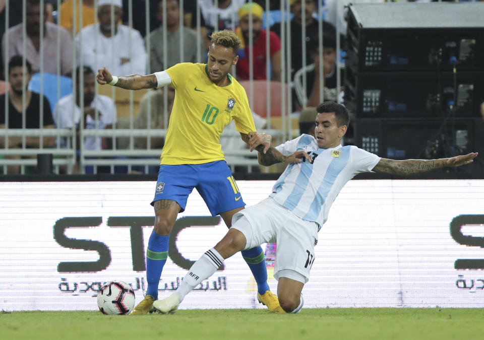 El brasileño Neymar y el argentino Ángel Correa pugnan un balón durante el partido amistoso en Yeda, Arabia Saudita, el martes 16 de octubre de 2018. (AP Foto)