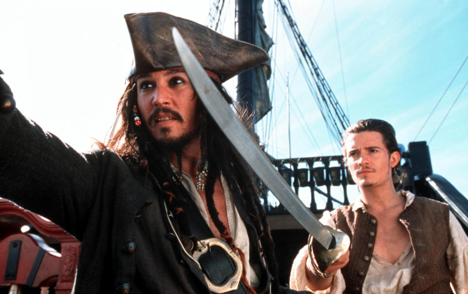 Orlando Bloom als Will Turner in “Fluch der Karibik”, neben Johnny Depp in seiner Kultrolle als Jack Sparrow.