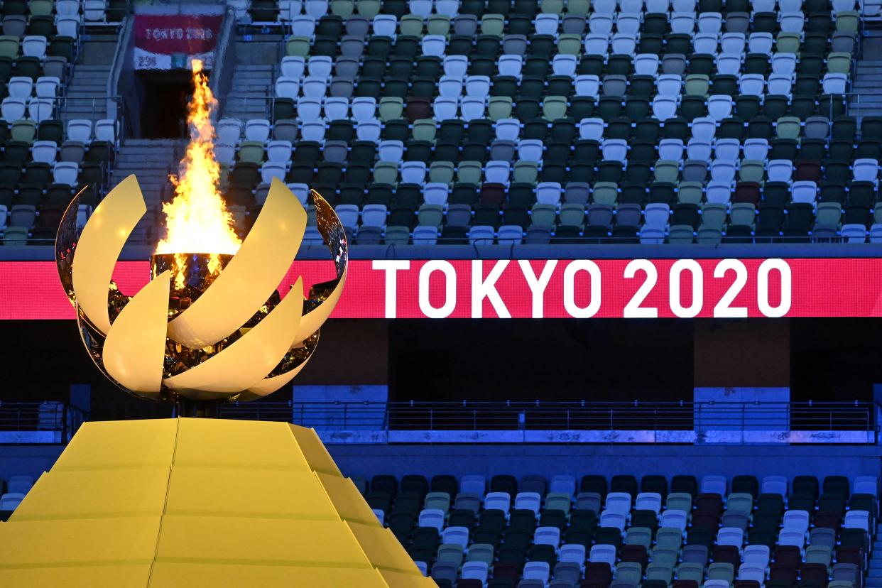 La flamme olympique, ici dans le stade olympique de Tokyo lors des JO qui ont eu lieu en 2021, pourrait être allumée à la Tour Eiffel en 2024. 