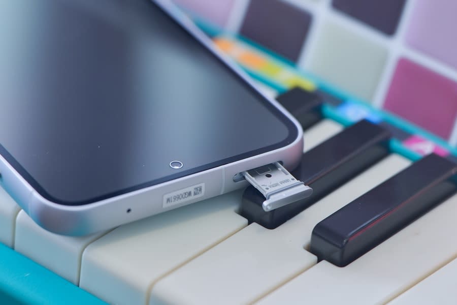 ▲ SIM 卡槽採雙卡設計，可同時放入兩張 Nano-SIM 卡，不支援 microSD 記憶卡擴充。
