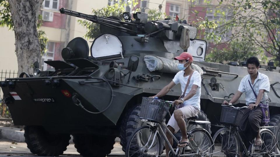 緬甸軍隊首次在仰光街頭派駐裝甲車。