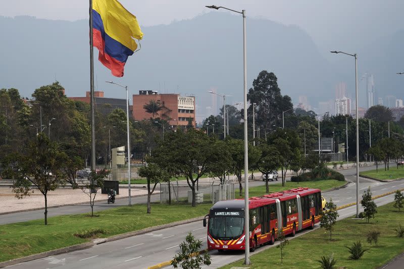 Foto de archivo. Un autobús del sistema TransMilenio circula en una calle vacía durante el aislamiento preventivo obligatorio para contener la expansión del coronavirus en Bogotá