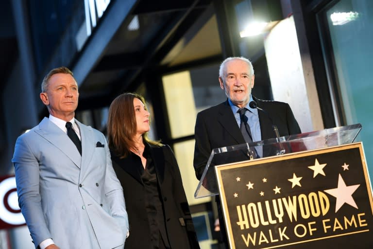 Les producteurs de la saga James Bond Michael G. Wilson (droite) et Barbara Broccoli (centre), avec l'acteur Daniel Craig (gauche) lors d'une cérémonie à Los Angeles le 6 octobre 2021 (VALERIE MACON)