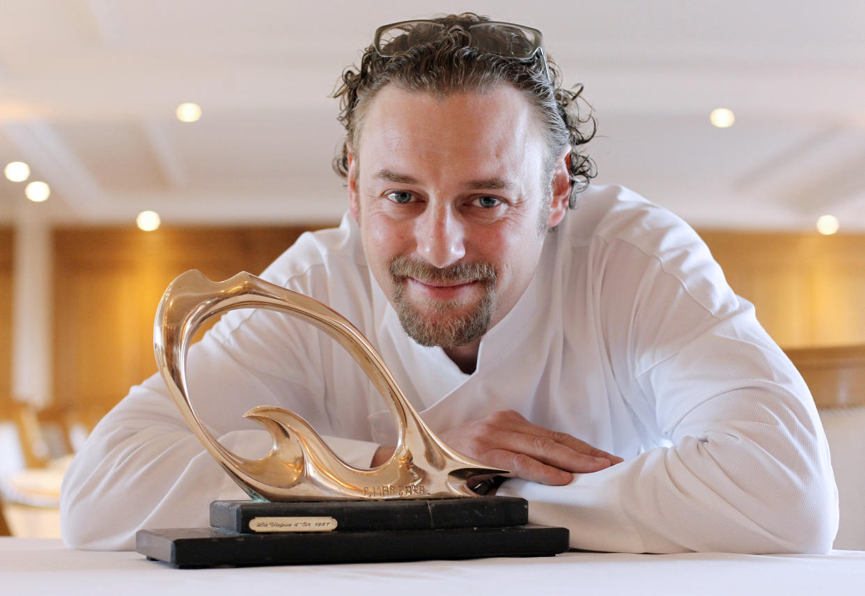 TO GO WITH AFP STORY BY CATHERINE MARCIANO
French chef Arnaud Donckele poses in his restaurant 