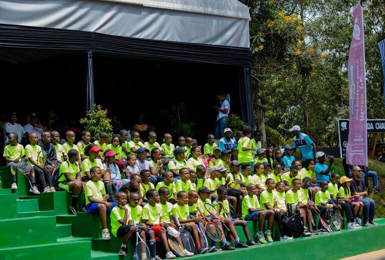Chicos de una escuela de tenis poblaron las tribunas durante la final del Challenger de Kigali, Ruanda