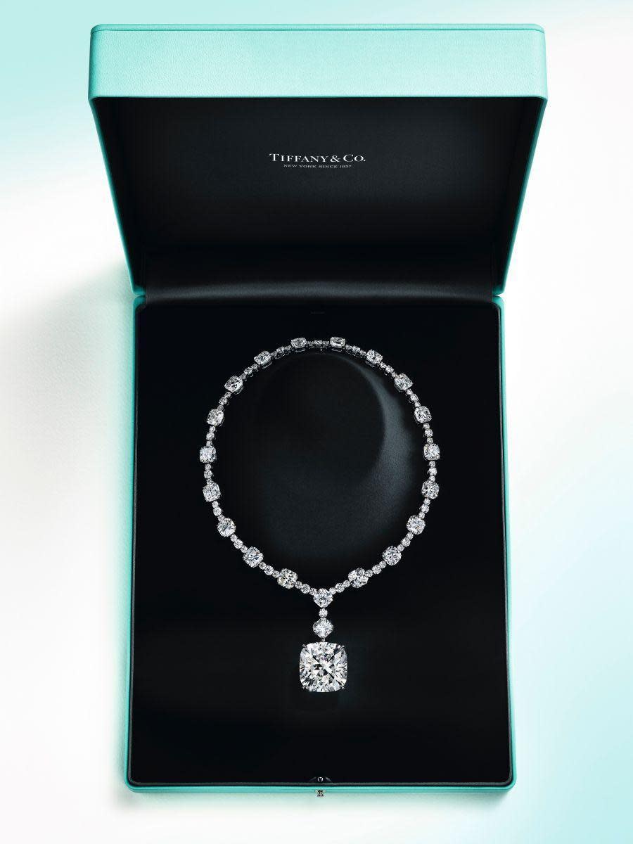 Tiffany高級珠寶系列此次展出的鉑金鑽石項鍊，其中央主石重達106克拉鑽石，並且採用與傳奇的Tiffany黃鑽一樣的82個切面的枕形明亮式切割。