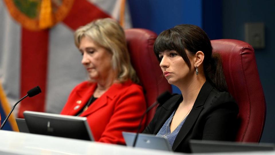 Amanda Ballard, nueva comisionada del Condado Manatee para el Distrito 2, en la reunión 29 de noviembre 2022.