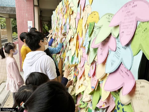 基隆正濱國小學童共創「兒童權利樹」，做為兒童節最佳禮物。（圖：正濱國小提供）