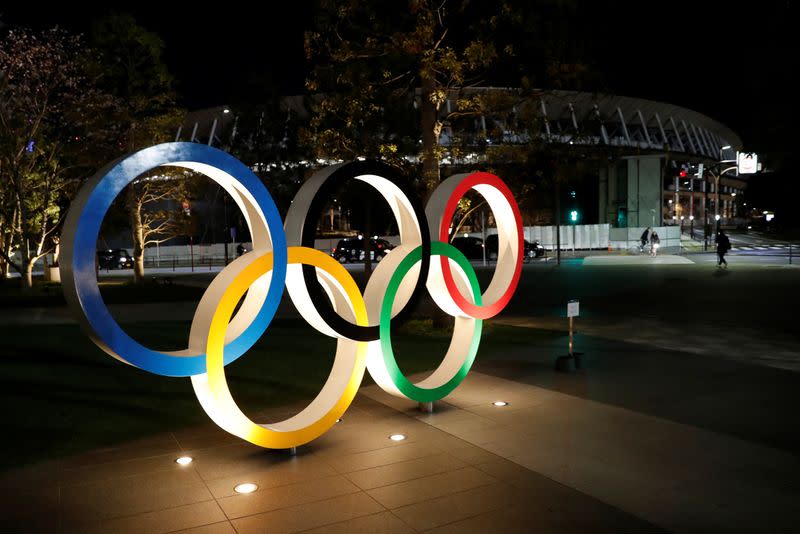 Foto del martes de los anillos olímpicos frente al Museo Olímpico de Japón en Tokio