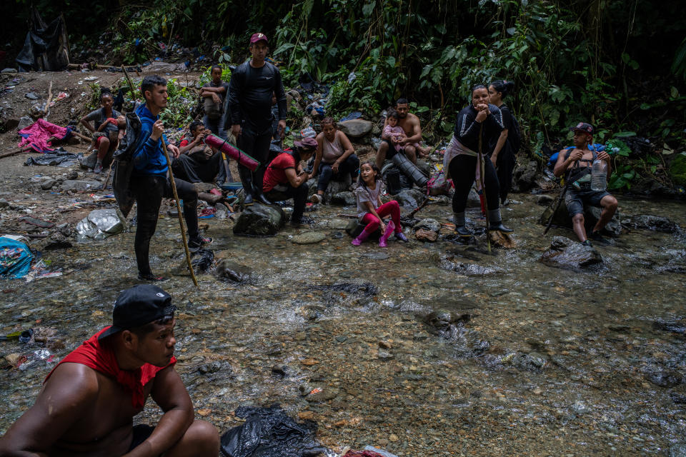 Sarah Cuauro mientras atravesaba el Darién, uno de los corredores migratorios más peligrosos del mundo, en un intento de llegar a Estados Unidos. (Federico Rios Escobar/The New York Times)