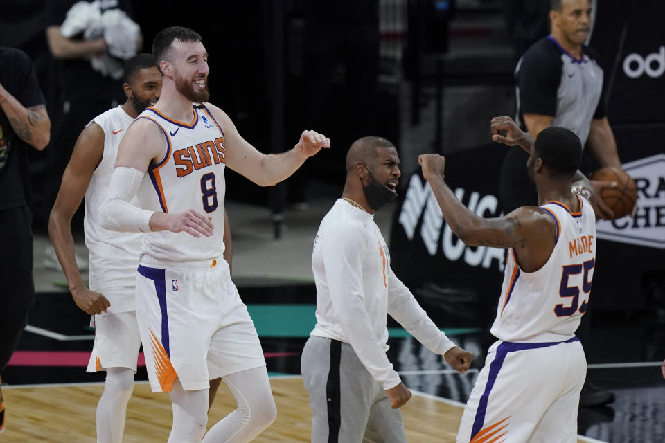 Phoenix Suns guard E'Twaun Moore (55) celebrates with teammates after his winning score against the San Antonio Spurs during the second half of an NBA basketball game against the San Antonio Spurs in San Antonio, Sunday, May 16, 2021. (AP Photo/Eric Gay)