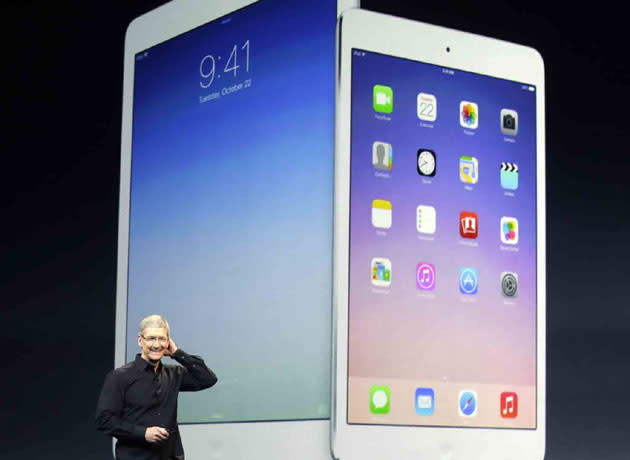 Tim Cook con modelos de iPad mini.